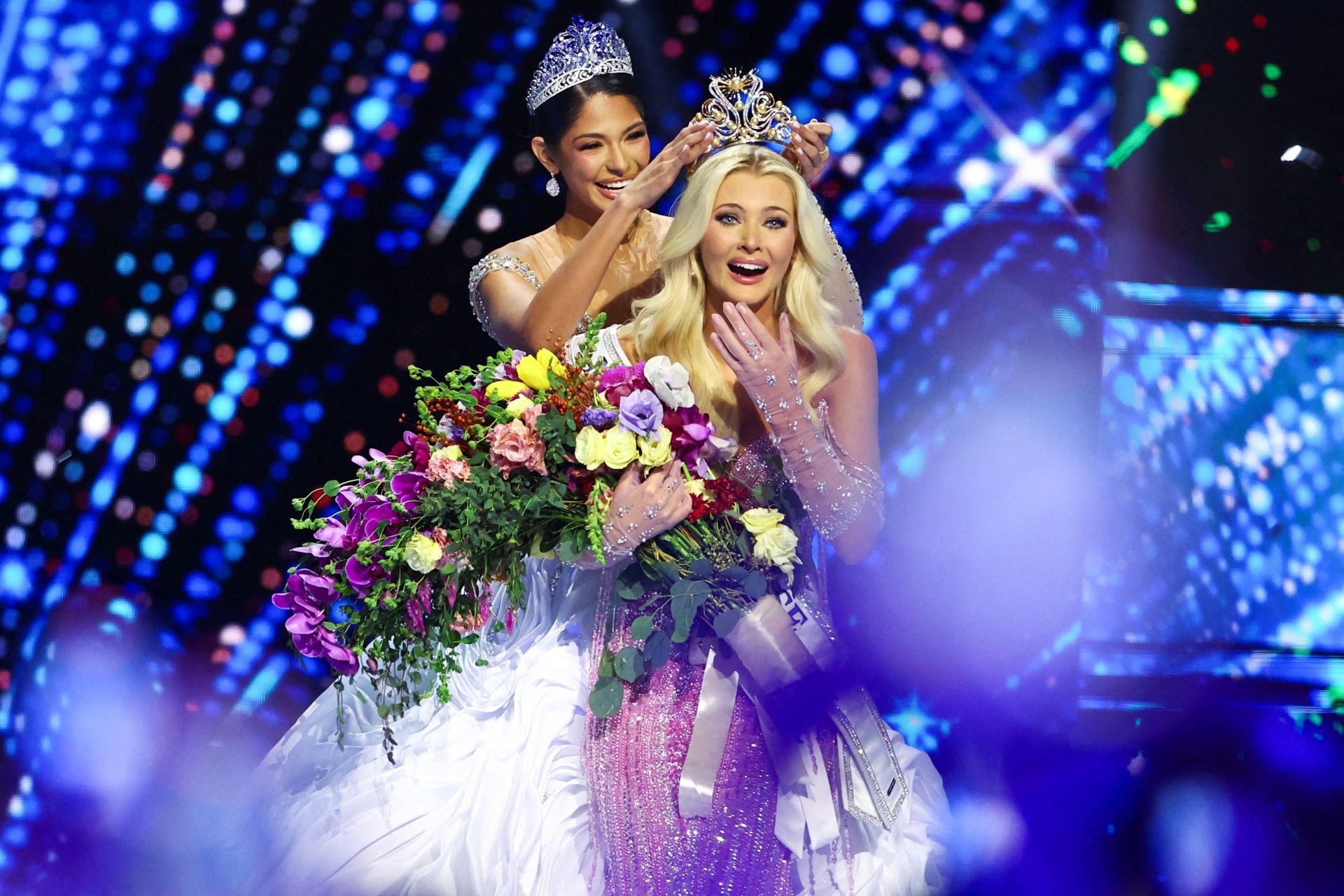 La Miss Universo 2024 recibe la codiciada corona 'La Luz del infinito', una joya bañada en oro de 18 quilates, adornada con diamantes y 23 perlas doradas.