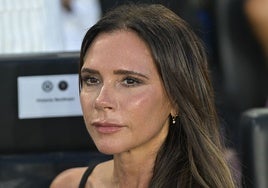 Victoria Beckham desvela el motivo de la seriedad que caracteriza sus posados: «Me sentía muy incómoda»