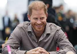 El Príncipe Harry reaparece mientras la Familia Real británica está en el centro de la polémica: «Está bien sentirse...»