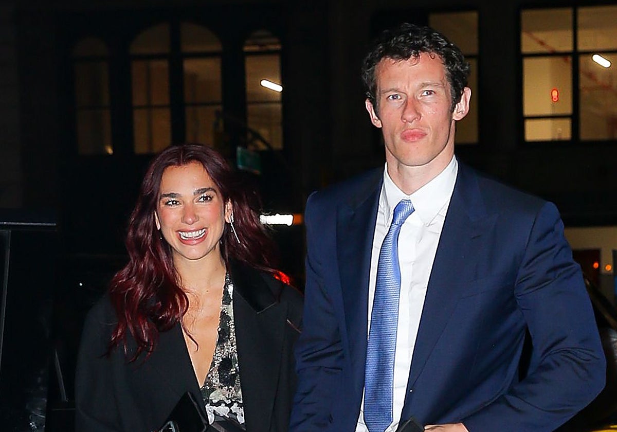 Dua Lipa y su novio Callum Turner siembran los rumores de posible compromiso