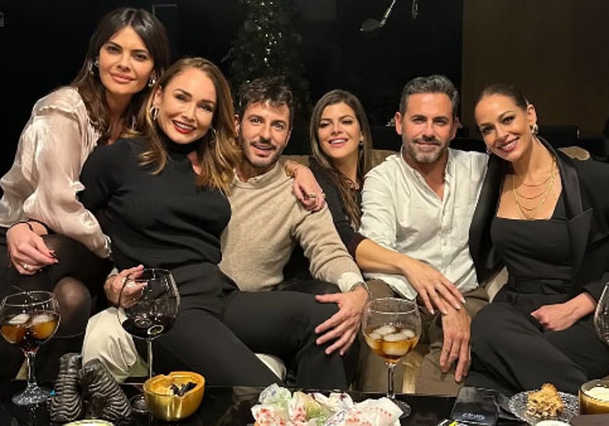 María José Suárez y Eva González, en los extremos, junto a grupo de amigos en una imagen de sus redes sociales.