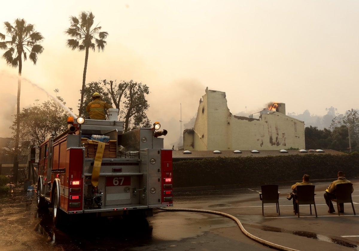 Un camión de bomberos trata de extinguir un fuego en Malibú.