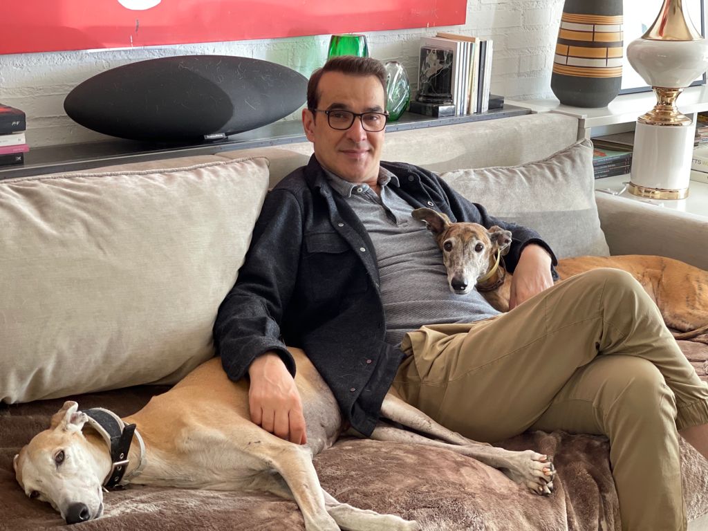 Luis Merlo junto a uno de sus perros