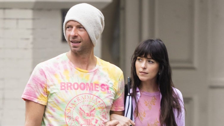 Chris Martin y Dakota Johnson combaten las especulaciones de una posible separación con un paseo por la India