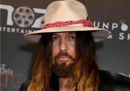 La guerra familiar contra Billy Ray Cyrus pasa a otro nivel: Trace acusa, su ex lo agradece, Miley calla y Braison le graba un disco