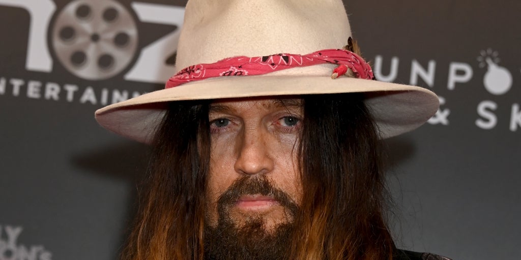 La guerra familiar contra Billy Ray Cyrus pasa a otro nivel: Trace acusa, su ex lo agradece, Miley calla y Braison le graba un disco