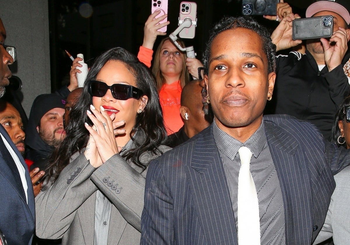 A$AP Rocky y RIhanna a la salida del juicio