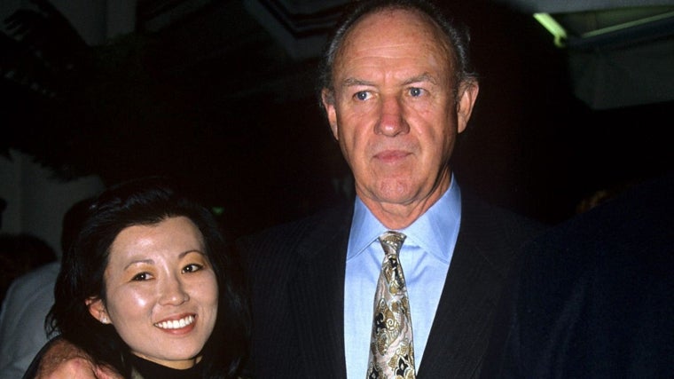 Gene Hackman junto a su mujer Betsy Arakawa