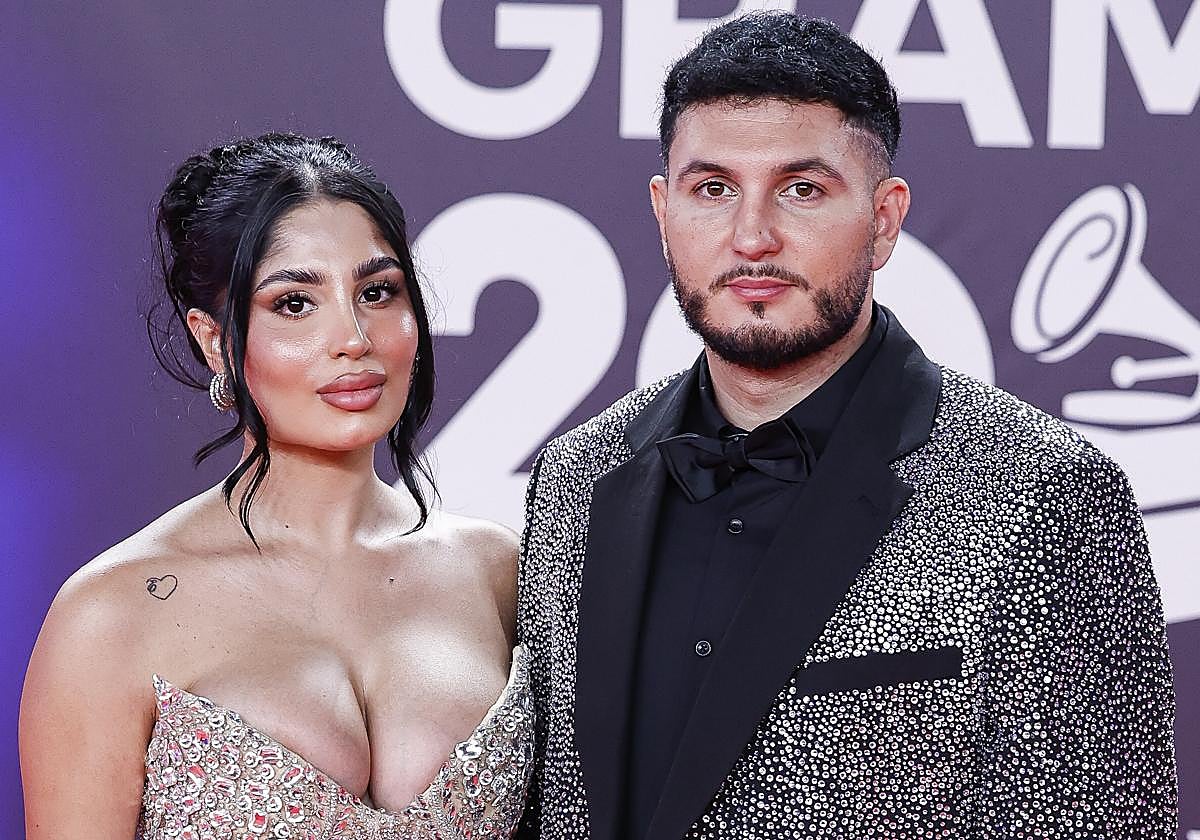 Omar Montes y su novia Lola Romero posan sobre la alfombra roja de los Grammy Latinos 2024