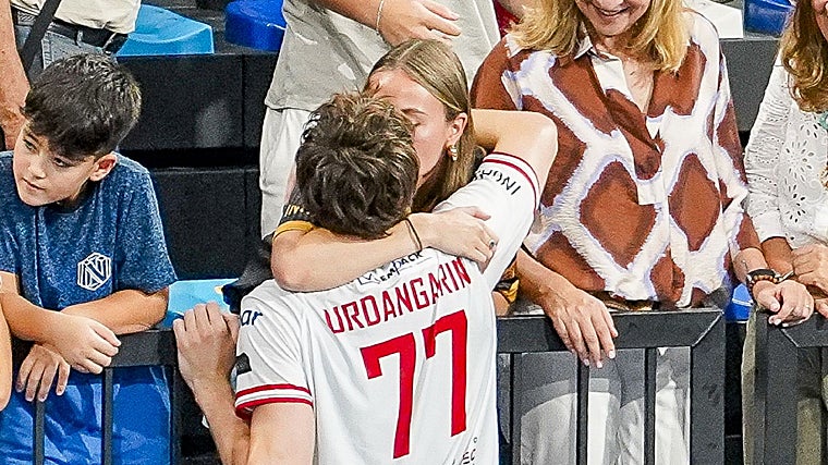 Pablo Urdangarin besa apasionadamente a su novia tras un partido