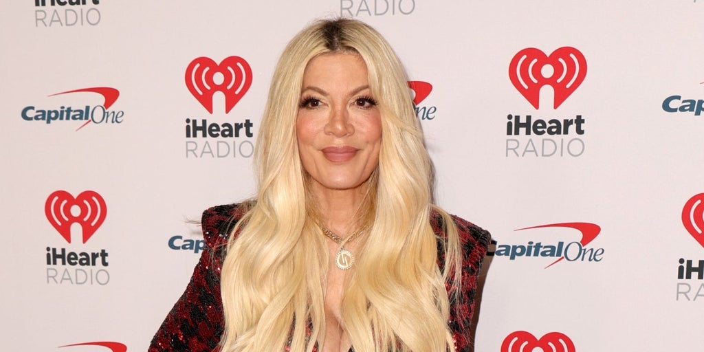 Tori Spelling revela su impactante relación con los líquidos: un miedo irracional y su «alergia al agua»