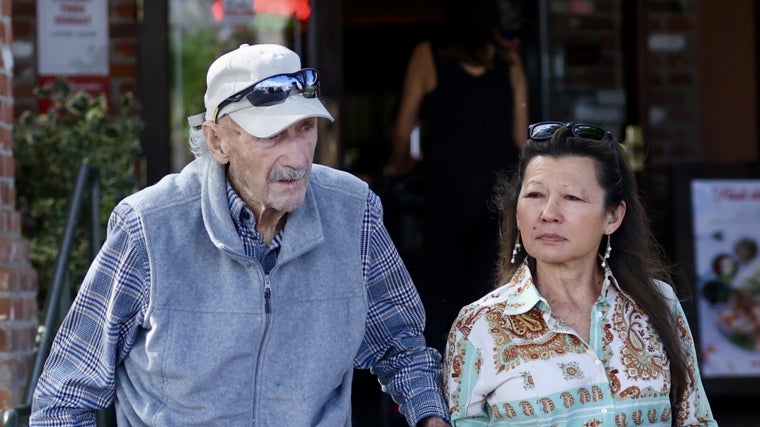 Gene Hackman y Betsy Arakawa