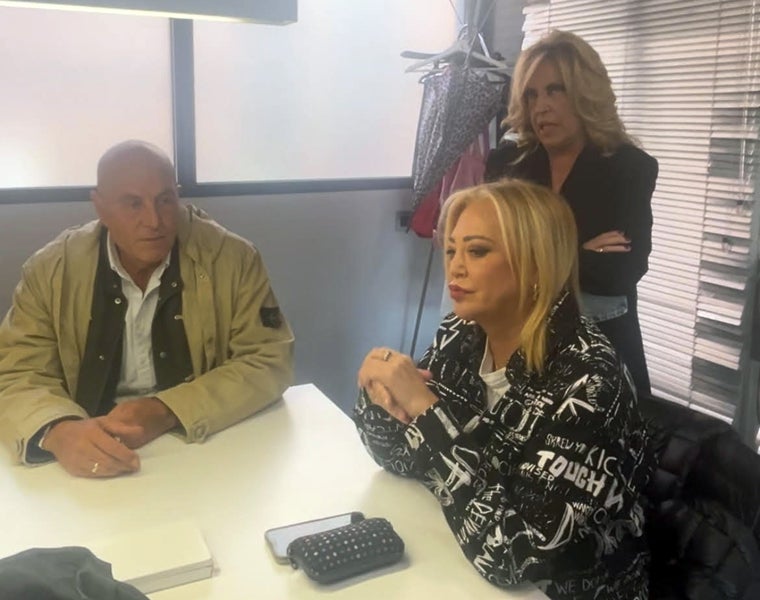 Kiko Matamoros, Lydia Lozano y Belén Esteban repasando la escaleta del programa