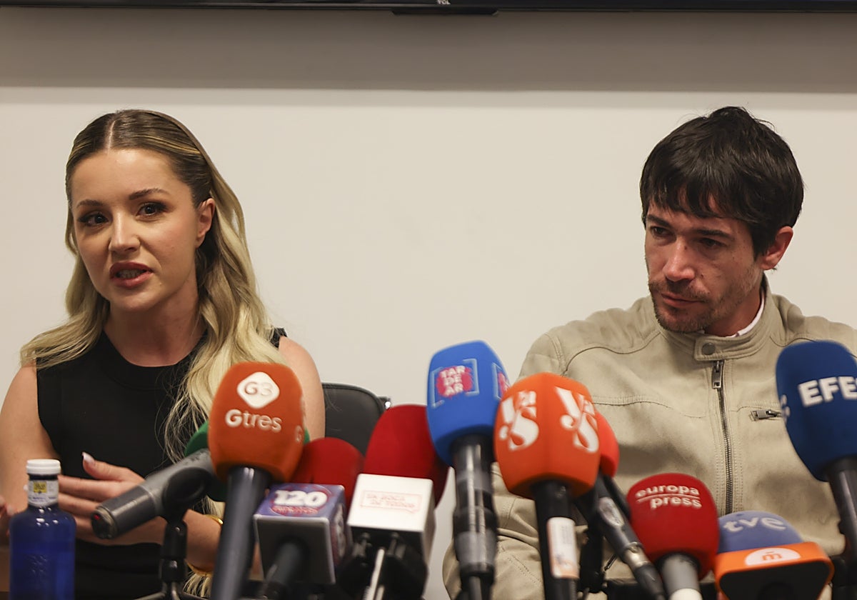 La abogada Beatriz Uriarte y Juan José Ballesta, durante la rueda de prensa tras ser exculpado