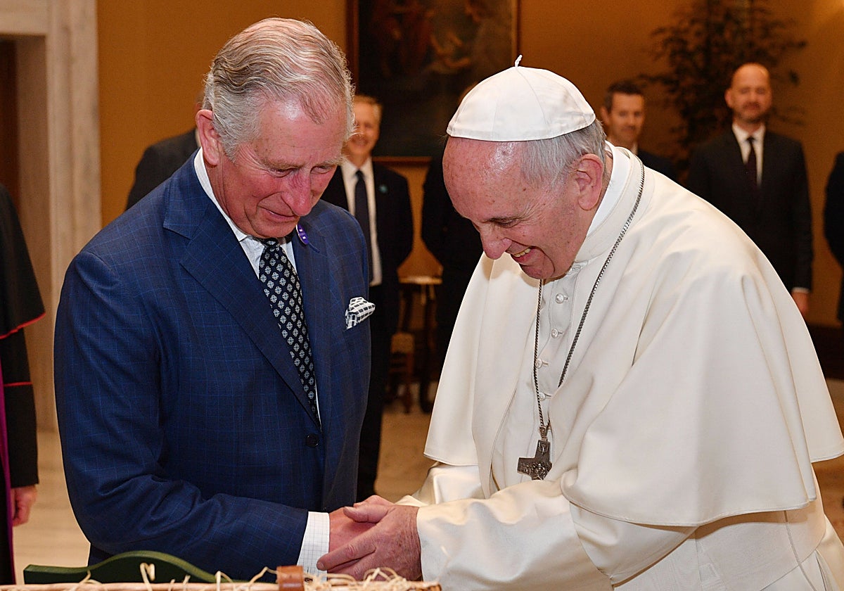 La reunión entre Carlos III y el Papa Francisco sigue en pie