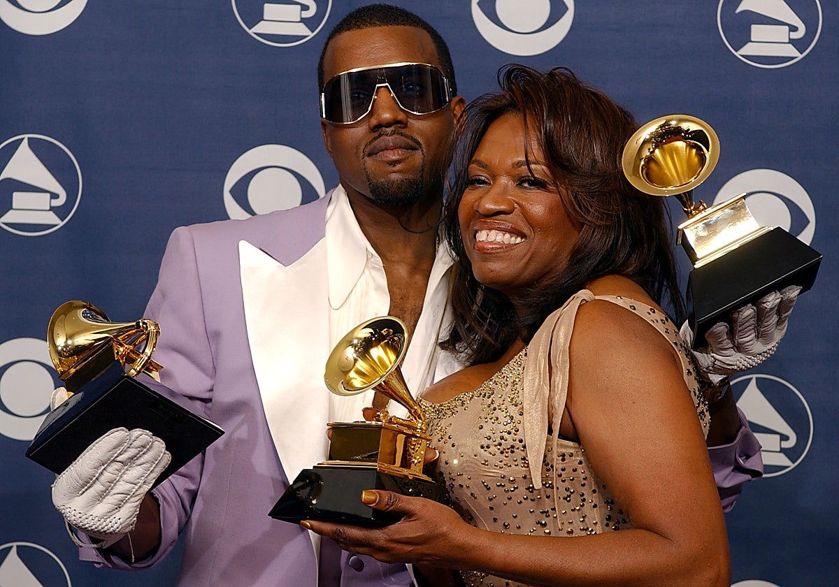 Kayne West y su madre, Donda, en la ceremonia de los Premios Grammy de 2006.