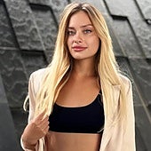 Una modelo de OnlyFans, encontrada en una cuneta en Dubái con varias extremidades rotas