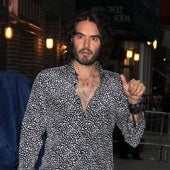 La Fiscalía autoriza acusar al actor Russell Brand de varios delitos de violación y agresión sexual en Reino Unido