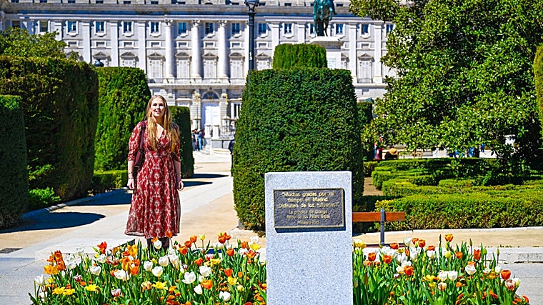 La Princesa Amalia posa junto a su placa