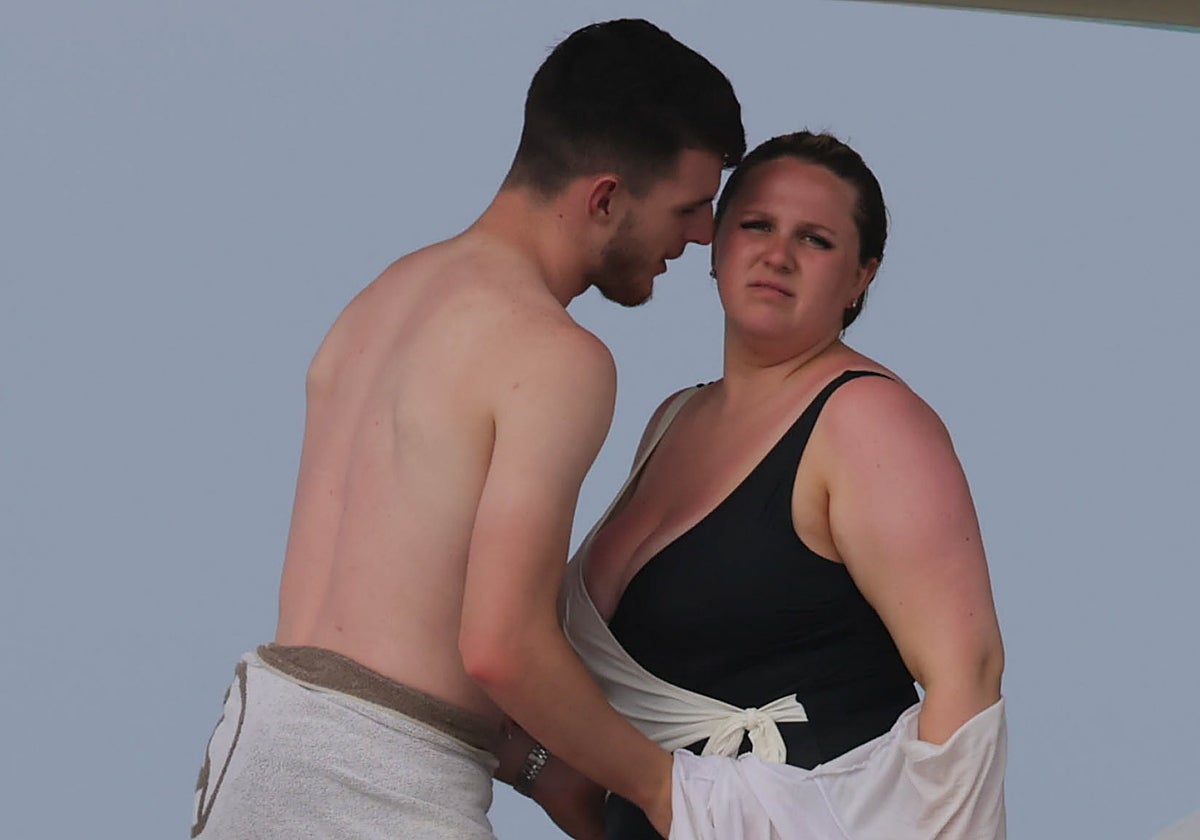 El futbolista Declan Rice y su mujer, Lauren Fryer, en Ibiza durante unas vacaciones.