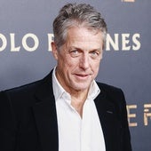 Hugh Grant, estalla contra un agente de inmigración en Heathrow: «Preguntaron a mis hijos si de verdad era su padre»