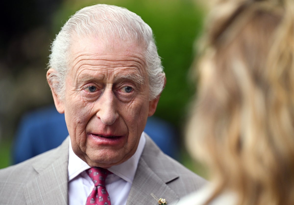 El comentario de Carlos III que aviva la preocupación por su salud: «Espero vivir para...»