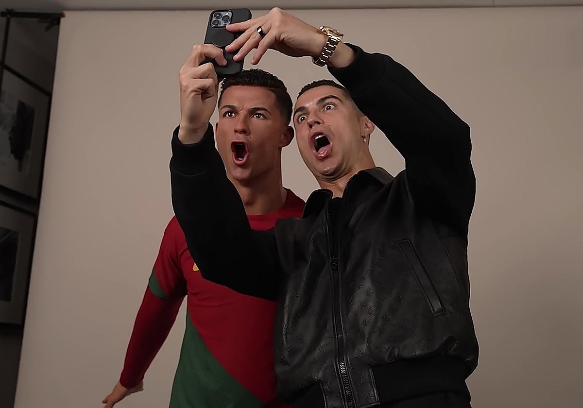 Cristiano Ronaldo, junto a su figura de cera.