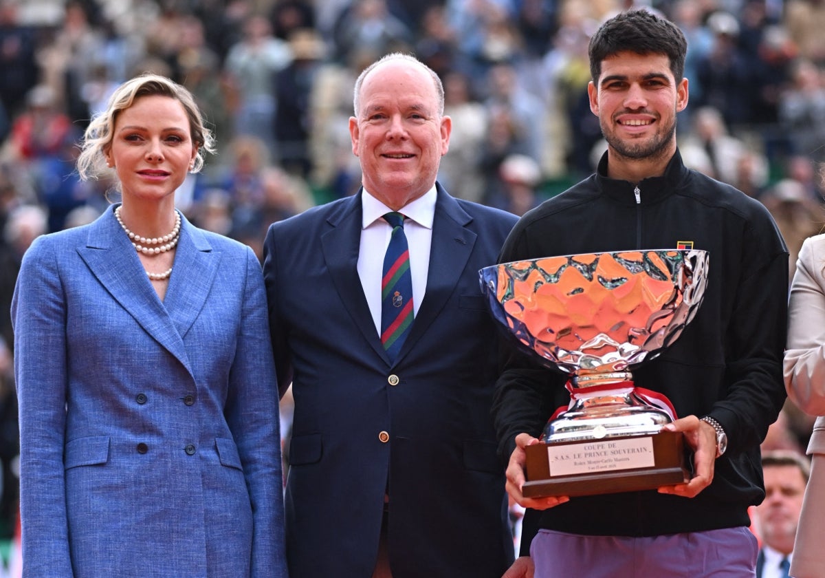 Charlène de Mónaco, Alberto y Carlos Alcaraz, posando en el torneo de tenis de Montecarlo.