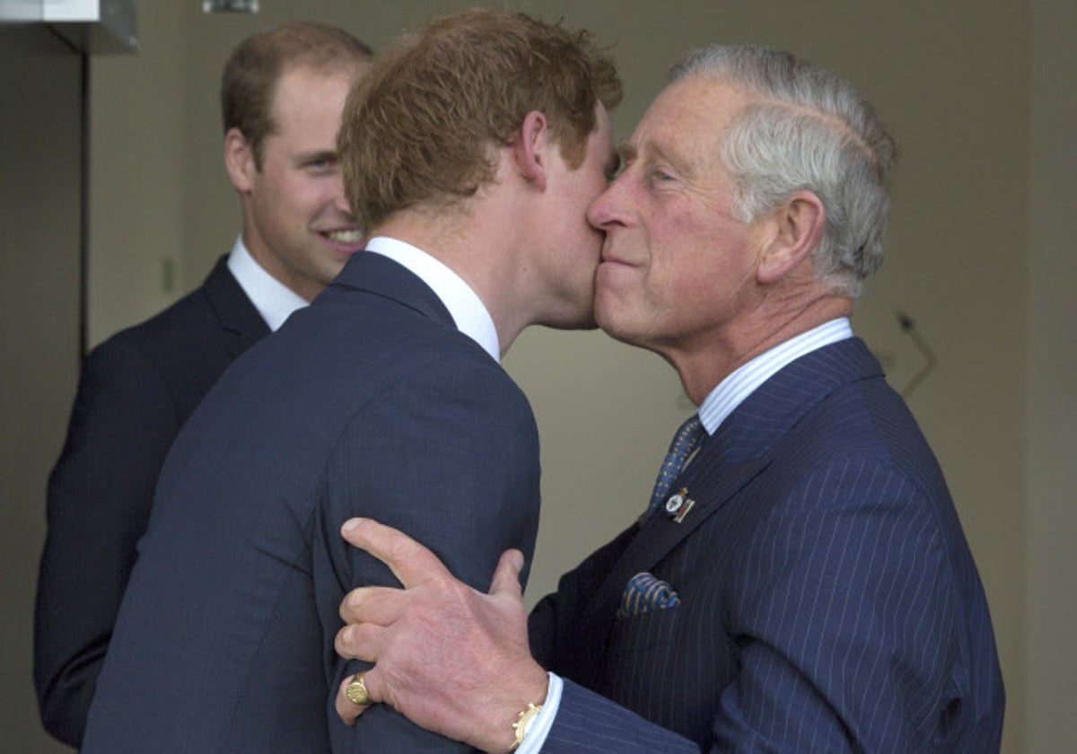 El Príncipe Harry y Carlos III, en una imagen de 2014.