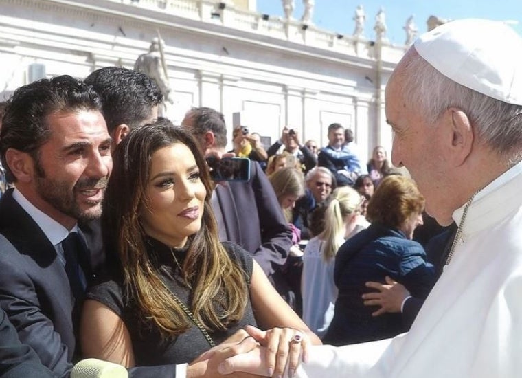 Eva Longoria saluda al Papa Francisco en el Vaticano