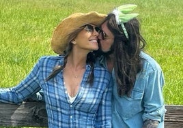 Elizabeth Hurley y Billy Ray Cyrus emprenden un 'road trip' tras confirmar su sorprendente romance