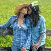 Elizabeth Hurley y Billy Ray Cyrus emprenden un 'road trip' tras confirmar su sorprendente romance