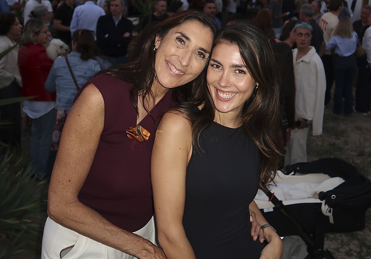 Paz Padilla y su hija Anna, en la reapertura del chiringuito 'El Trompeta'.