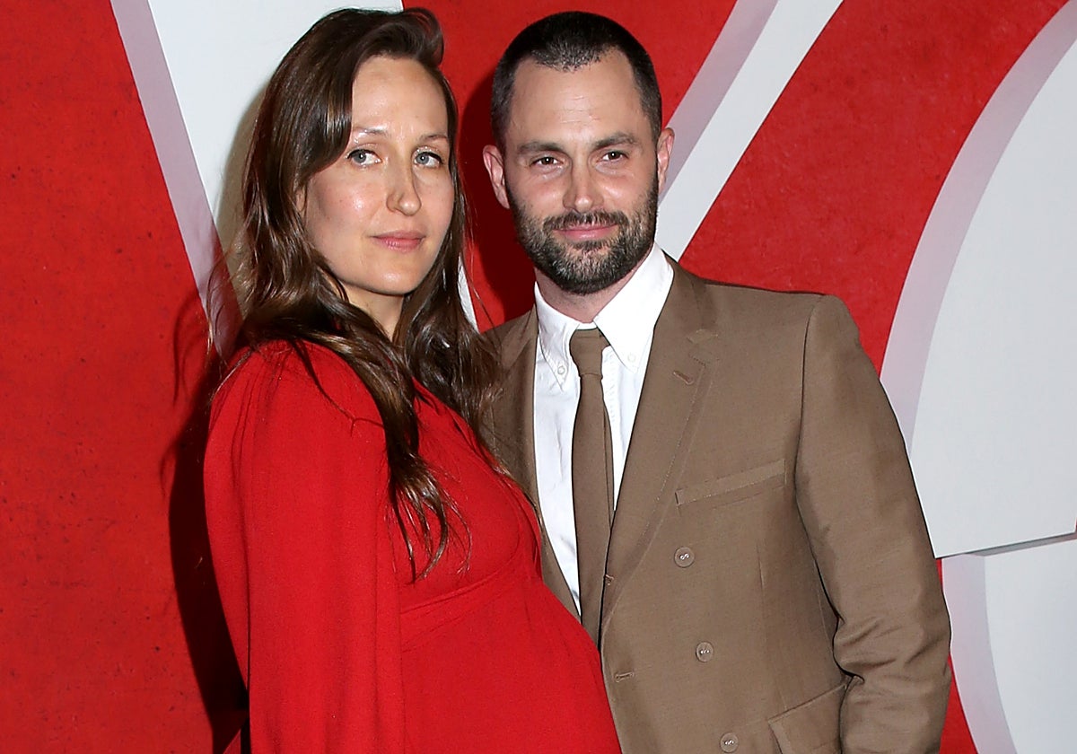 Domino Kirke y Penn Badgley