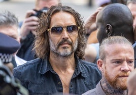 Russell Brand, en libertad bajo fianza con cargos de violación y agresión sexual