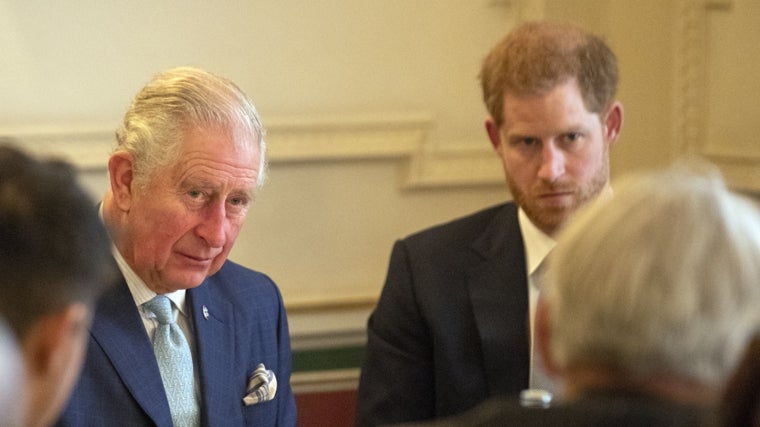 Carlos III reacciona con «molestia y frustración» a las declaraciones de su hijo Harry
