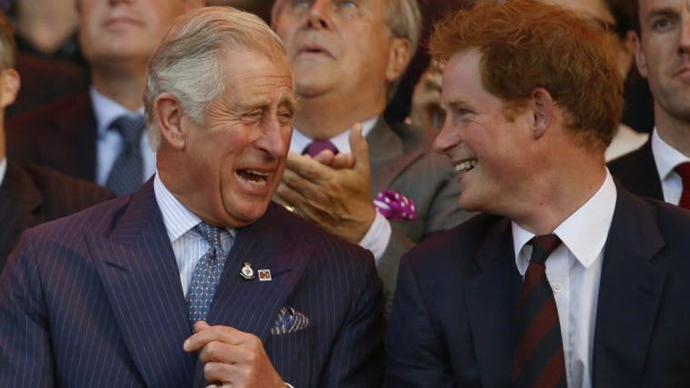 Carlos III reacciona con «molestia y frustración» a las declaraciones de su hijo Harry