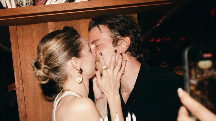 Gigi Hadid oficializa su relación con Bradley Cooper con un romántico beso
