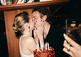 Gigi Hadid oficializa su relación con Bradley Cooper con un romántico beso