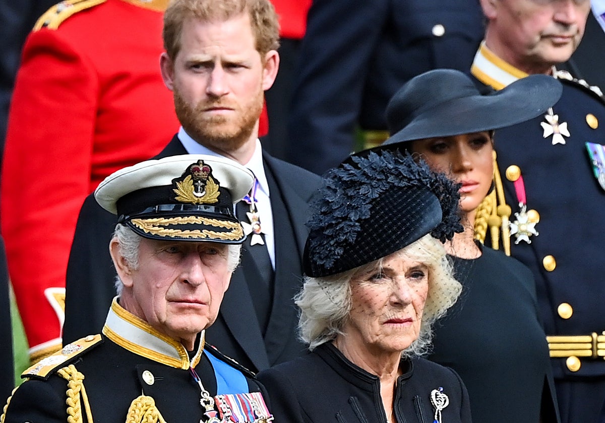 Carlos III, Garry, Camila y Meghan Markle, en el funeral por la Reina Madre.