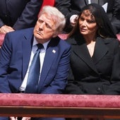 Melania, «encantada» con la foto de IA de Donald Trump vestido de Papa