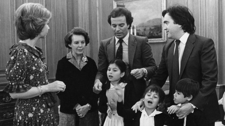 Julio Iglesias, acompañado de sus hijos, acude al Palacio de la Zarzuela donde fue recibido por  los Reyes