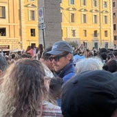 Pillan a Harry Styles viendo al nuevo Papa en el Vaticano como un fiel más