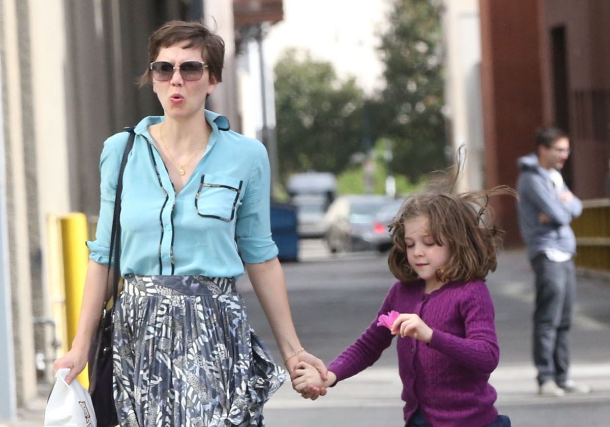 Maggie Gyllenhaal con su hija Ramona en 2013