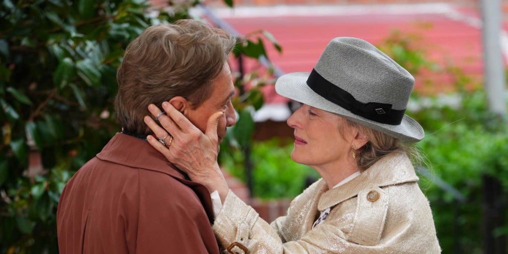 Meryl Streep y Martin Short sellan su romance en pleno rodaje con un apasionado beso