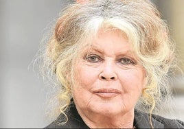 Brigitte Bardot lanza su último combate, contra la montería, regalando un sonotone a Macron para que la escuche