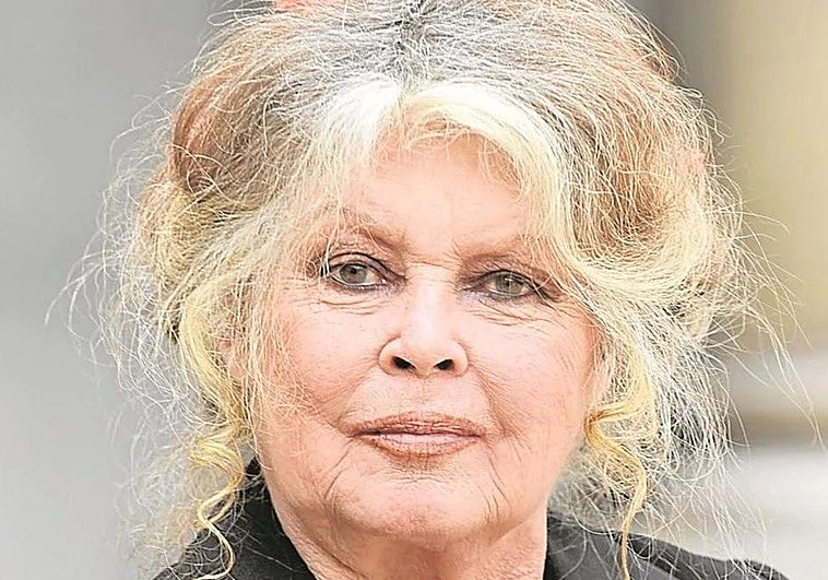 Brigitte Bardot lanza su último combate, contra la montería, regalando un sonotone a Macron para que la escuche