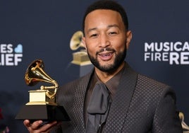 John Legend se apiada del «triste declive» de Kanye West: «Todo comenzó con la muerte de su madre»