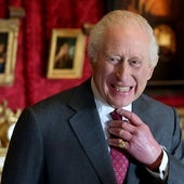 Carlos III y sus manías diarias: del aceite de baño a su inodoro portatil