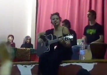 El día que Rosalía cantó 'Wonderwall' de Oasis a sus compañeros de instituto